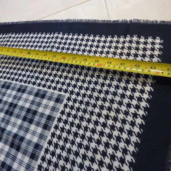 WOMENS Vintage 45" x 45" Thin Wool Shawl is a Lightweight Oversized Square Scarf - Picture 3 of 6